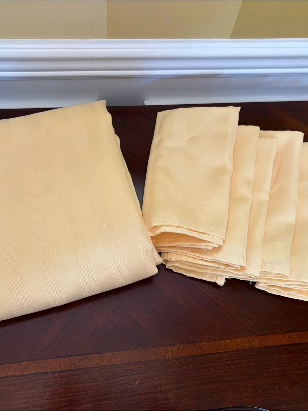 Soft Yellow Tablecloth and Napkin Set